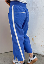 Load image into Gallery viewer, Pre-Order Bluek Contrast Striped Smocked Waist Drawstring Cropped Casual Pants
