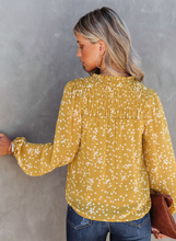 Load image into Gallery viewer, Yellow Split Neck Fall Printed Crinkled Blouse